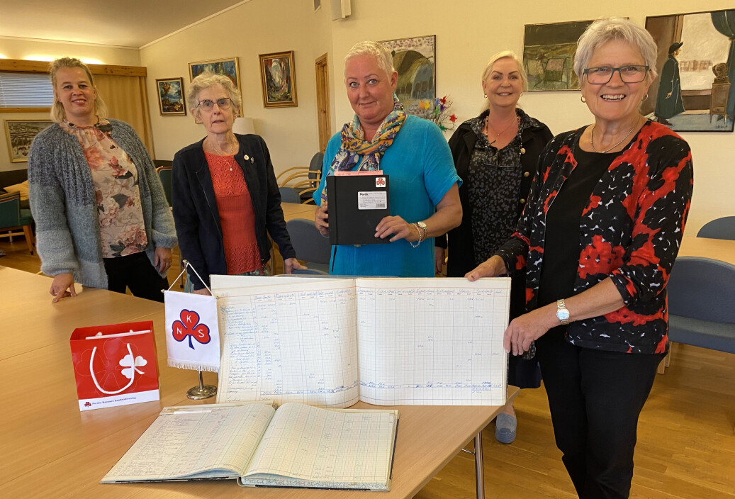 Fylkesstyret i NKS Møre og Romsdal jublar for tildelinga fra Årkivverket. Frå venstre fylkesleiar Elinor Bolme saman med styremedlemmene Solbjørg Varpe Naalsund (Straumsnes sl), Margaret Berg (Molde sf) Siw Ulstein (Ulsteinvik sf) og Heidrunn Avdem (Molde sf) Fylkesstyret i NKS Møre og Romsdal jublar for tildelinga fra Årkivverket. Frå venstre fylkesleiar Elinor Bolme saman med styremedlemmene Solbjørg Varpe Naalsund (Straumsnes sl), Margaret Berg (Molde sf) Siw Ulstein (Ulsteinvik sf) og Heidrunn Avdem (Molde sf)