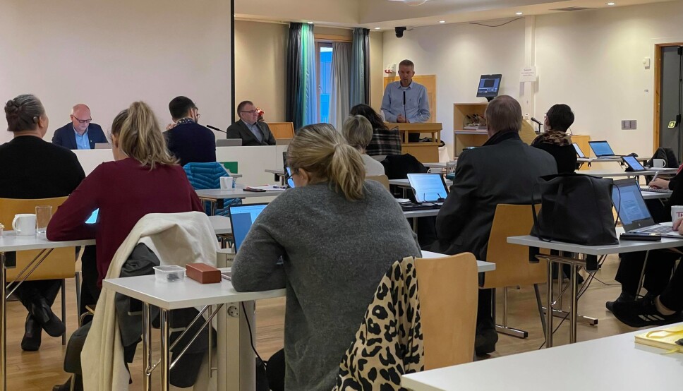 Lars Inge Kvande (på talarstolen) og kommunestyret i Surnadal sa torsdag klart ja til busetting av 19 nye flyktningar i 2021.