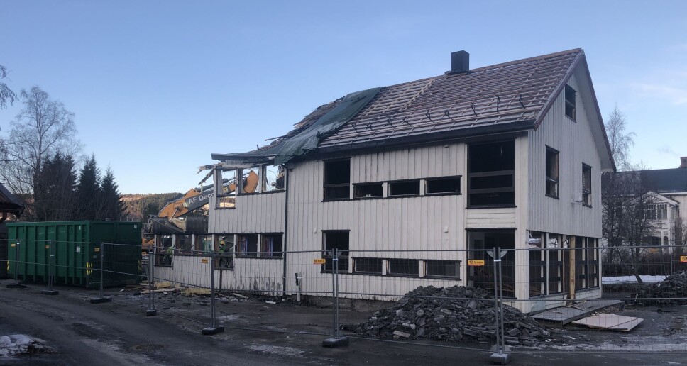 Hov i Rindal sentrum, midt i rivingsprosessen