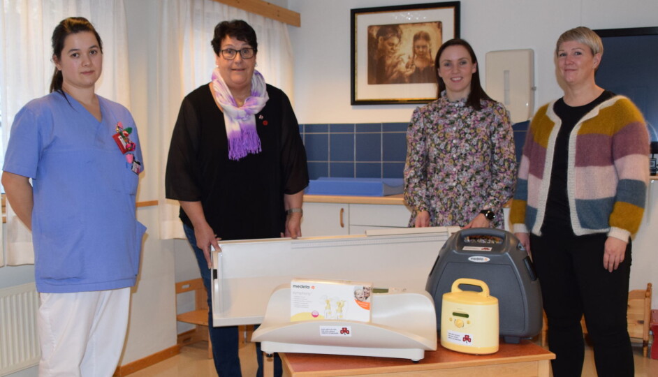 F.v. Anne Kotsbakk og Solveig Fosseide fra Rindal sanitetsforening, helsesykepleier Trine Lilleås og jordmor Kirsti Grytbakk.