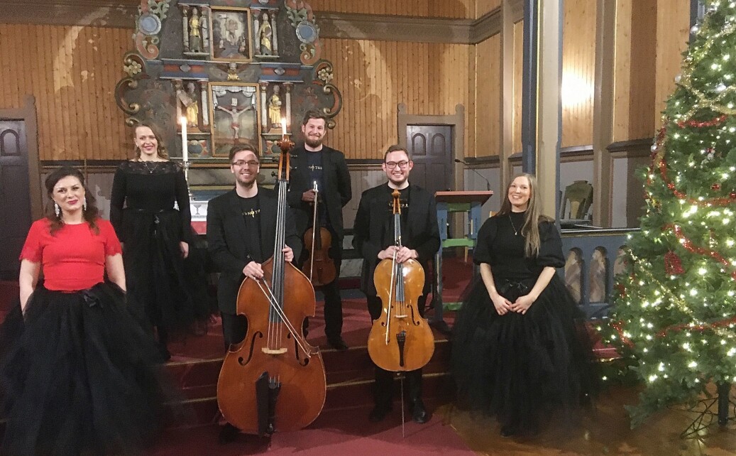 TriOpera og Trio No Treble etter to flotte julekonsertar. Frå venstre Sigrid V. Bøe, Maria M. Nohr, Jostein Brødreskift, Lars Hølås, Eivind Heier og Hedda H. Berg. TriOpera og Trio No Treble etter to flotte julekonsertar. Frå venstre Sigrid V. Bøe, Maria M. Nohr, Jostein Brødreskift, Lars Hølås, Eivind Heier og Hedda H. Berg.
