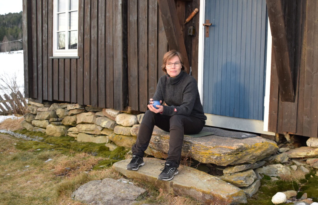 Når Ingrid er på hytta liker hun å sitte på trappa ei stund med en kaffekopp. Når Ingrid er på hytta liker hun å sitte på trappa ei stund med en kaffekopp.