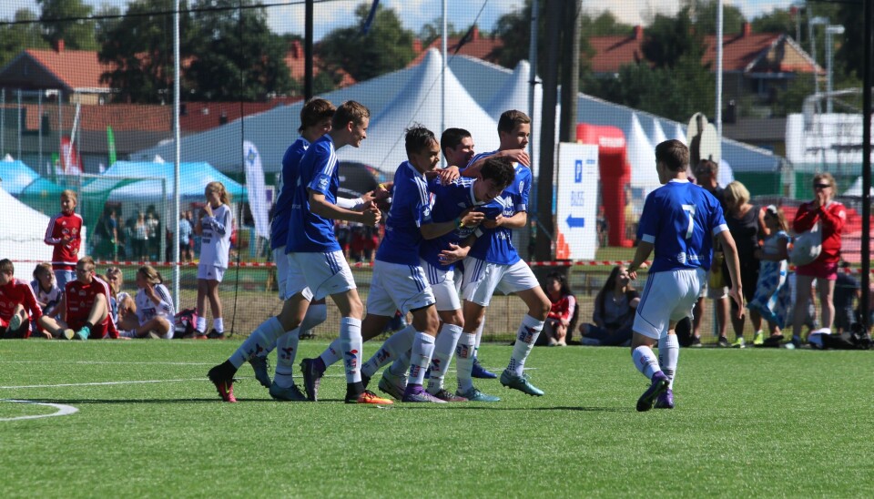 Kevin Brusethaug (nummer tre fra venstre), Arnstein Aasbø (i midten, bøyd framover) og lagkameratene på Surnadal G16 feirer en av Aasbøs mange scoringer under Norway Cup 2016.