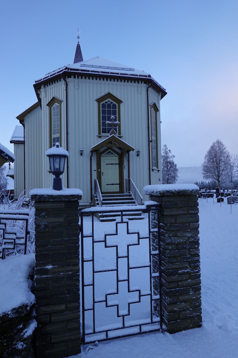 Rindal kirke. Inngangen fra øst, der det er parkering Rindal kirke. Inngangen fra øst, der det er parkering