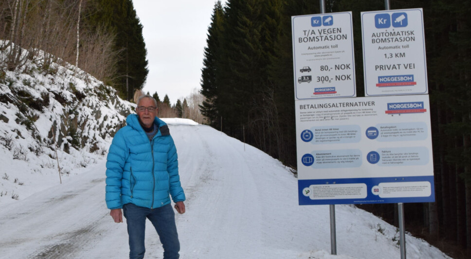Magnar Almberg ved informasjonsskiltet for Tørset - Almbergvegen