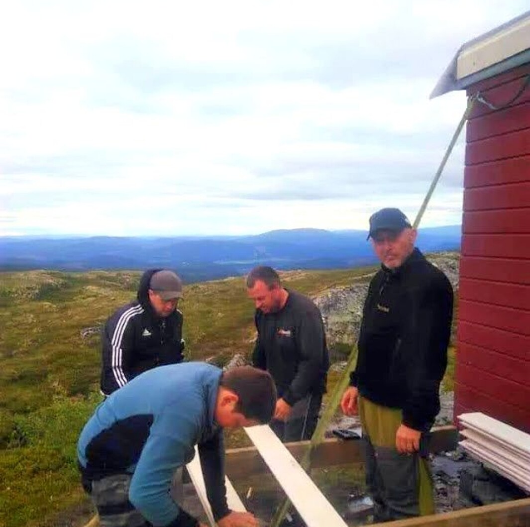 Dugnadsgjengen er meir opptatt av å arbeide enn å posere for fotografen. Dugnadsgjengen er meir opptatt av å arbeide enn å posere for fotografen.