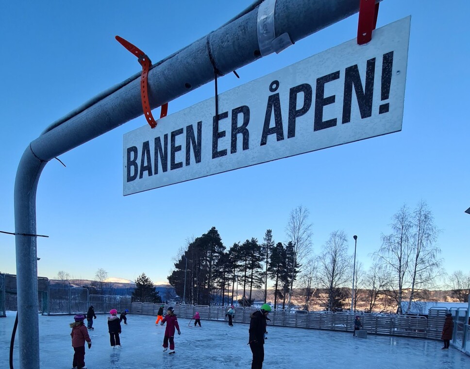 Det var mange som møtte opp til åpningen av Midtigrenda skøytebane
