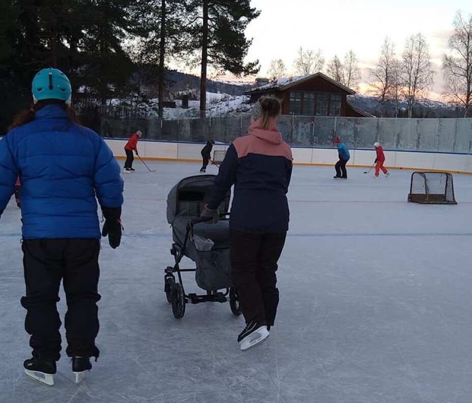 Tidlig krøkes om man ivrig skøyter skal bli? Om man er litt kreativ, er det lite som setter hindringer for hva man kan bli med på, selv med barnevogn.