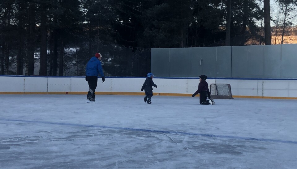 3,5 år gamle Edin har allerede fått god kontroll på skøytene, selv om det bare er 3. gang de brukes. Her med far Ola Løfaldli og storesøster Thea.