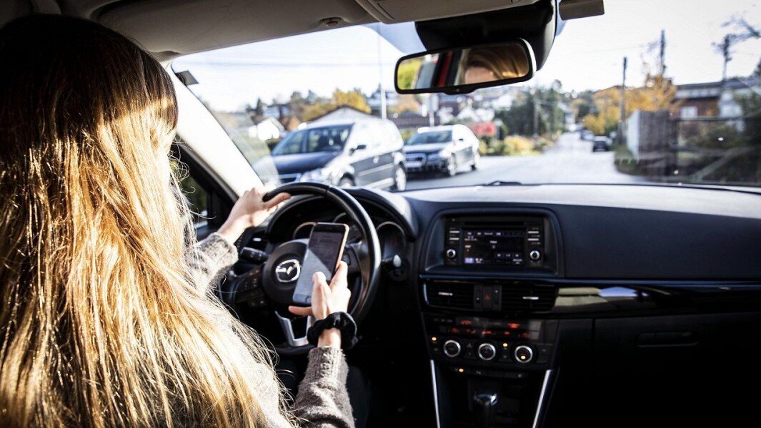 For mange gjør dette, nemlig bruker mobilen ulovlig i bilen. Derfor skjerpes straffen fra nyttår. For mange gjør dette, nemlig bruker mobilen ulovlig i bilen. Derfor skjerpes straffen fra nyttår.