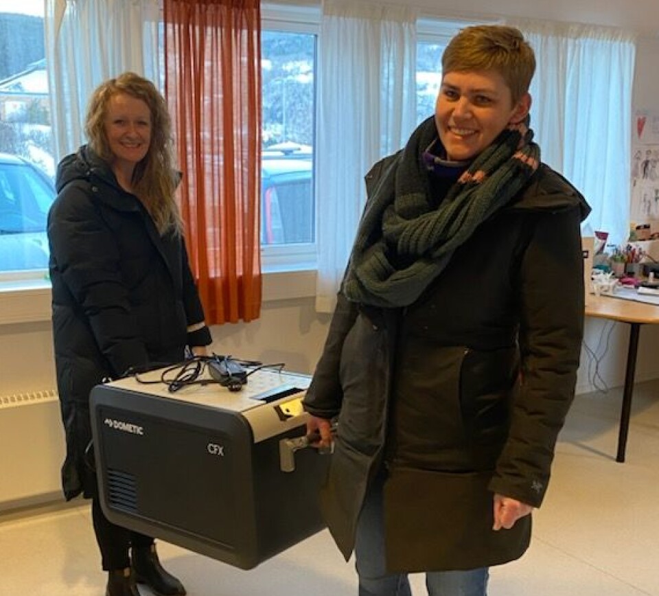 Einingsleiar Marit Moe Kvendbø ved Surnadal sjukeheim og spesialsjukepleiar Ingunn Mikkelsen.