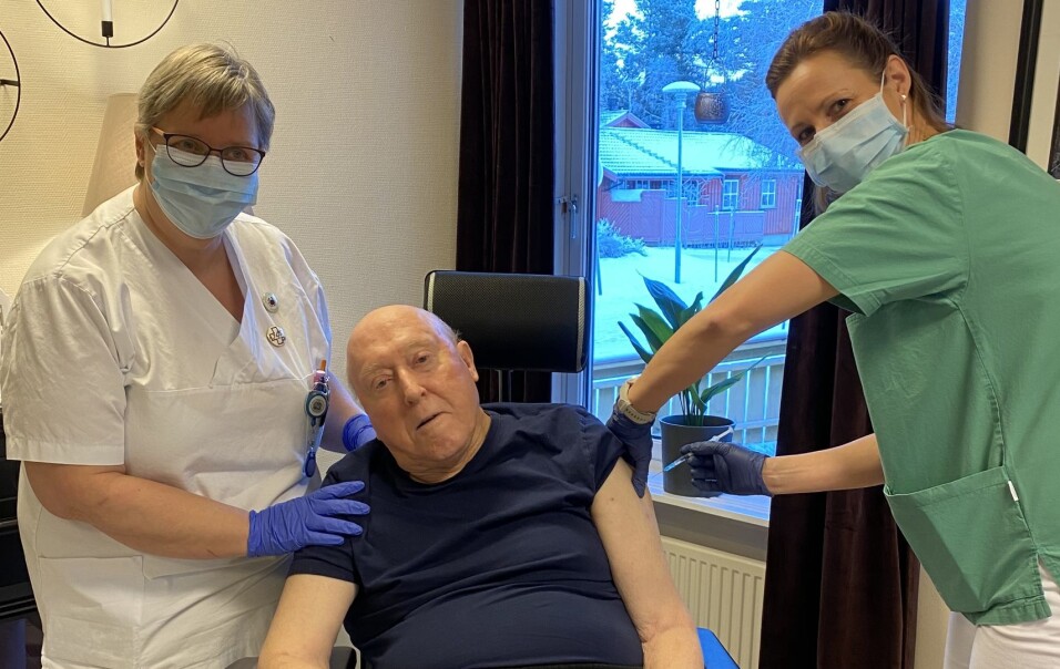 Jon Helgetun var den første i Rindal som fikk koronavaksinen. F.v. sykepleier Anne Kari Brødreskift, Jon Helgetun og kommuneoverlege Mari Wold som vaksinerer.