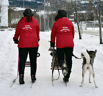 Representanter fra Øvre Surnadal idrettslag tester forholdene. Representanter fra Øvre Surnadal idrettslag tester forholdene.