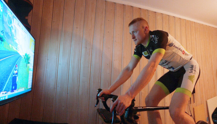 Håvard Gjeldnes i aksjon på Zwift-sykkelen før overgangen fra Trollheimen Sykkelklubb, som han fortsatt representerer utendørs, til Kalas ESport Racing Team. Håvard Gjeldnes i aksjon på Zwift-sykkelen før overgangen fra Trollheimen Sykkelklubb, som han fortsatt representerer utendørs, til Kalas ESport Racing Team.