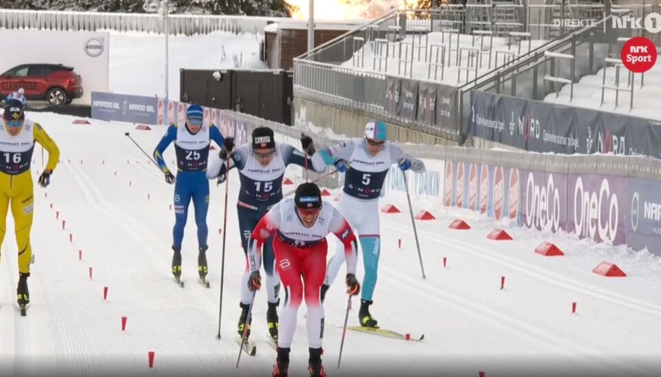Kristoffer Berset (startnummer 25) staker inn til femteplass i kvartfinaleheatet.