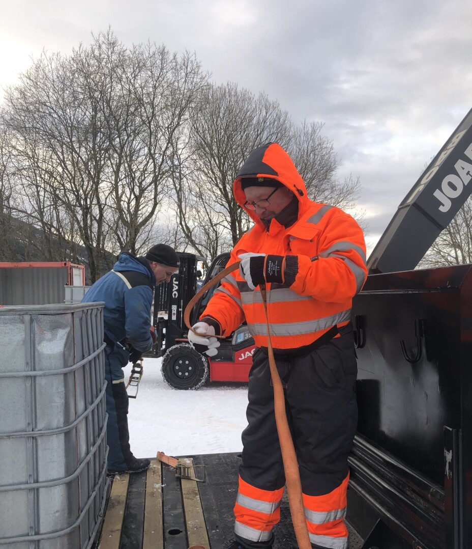Jan Atle Møkkelgård surrer sammen stropper etter bruk.