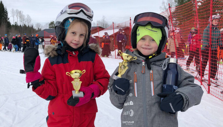 6-åringene Tilla Holten Aasbø og Bea Korsnes koste seg på skirenn