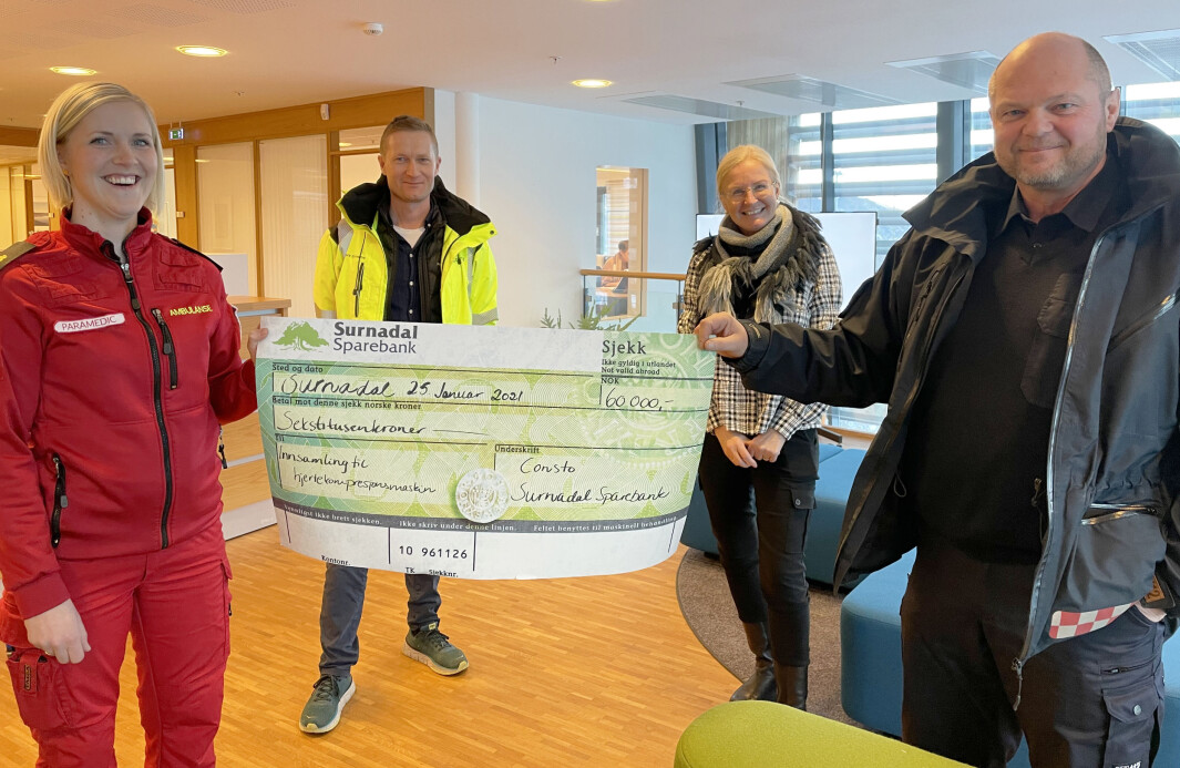 Linda Kvande (t.v.) og Tor Arne Moen (t.h.) har grunn til å smile etter at dei måndag mottok ein sjekk på 60 000 kroner frå Consto-sjef Anders Grimsmo (bak t.v.) og Liv Dalsegg i Surnadal Sparebank (bak t.h.). Linda Kvande (t.v.) og Tor Arne Moen (t.h.) har grunn til å smile etter at dei måndag mottok ein sjekk på 60 000 kroner frå Consto-sjef Anders Grimsmo (bak t.v.) og Liv Dalsegg i Surnadal Sparebank (bak t.h.).