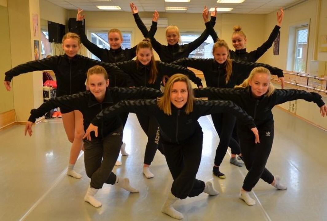 Surnadal dansekompani (2017). Foran Gunn Mari Våbenø, dansepedagog Stine Valde og Mira Husby Bævre. Andre rekke: Frida Bergheim, Ranje Hoem og Ine Fiske. Tredje rekke: Elise Hamnes Høvik, Kristin Bøklep og Hedda Krangnes Edvardsen. Surnadal dansekompani (2017). Foran Gunn Mari Våbenø, dansepedagog Stine Valde og Mira Husby Bævre. Andre rekke: Frida Bergheim, Ranje Hoem og Ine Fiske. Tredje rekke: Elise Hamnes Høvik, Kristin Bøklep og Hedda Krangnes Edvardsen.
