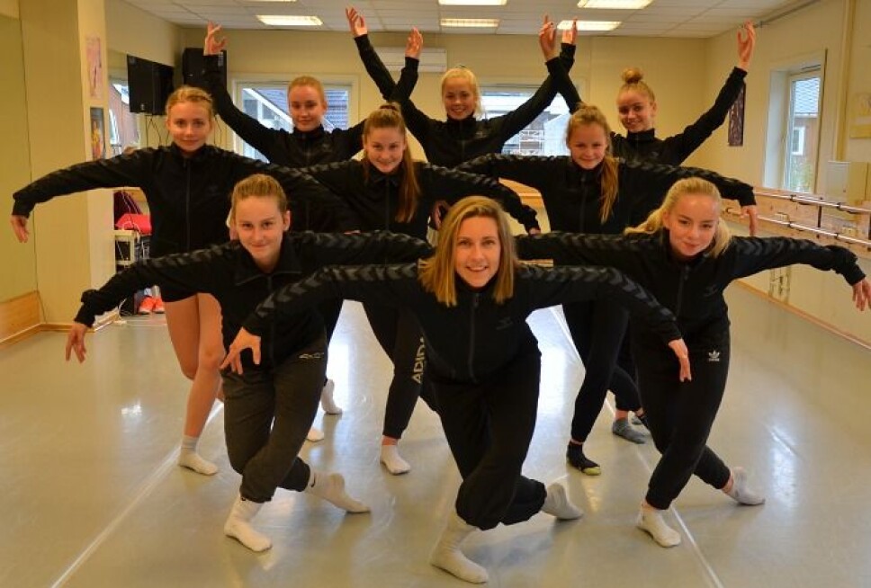 Surnadal dansekompani (2017). Foran Gunn Mari Våbenø, dansepedagog Stine Valde og Mira Husby Bævre. Andre rekke: Frida Bergheim, Ranje Hoem og Ine Fiske. Tredje rekke: Elise Hamnes Høvik, Kristin Bøklep og Hedda Krangnes Edvardsen.