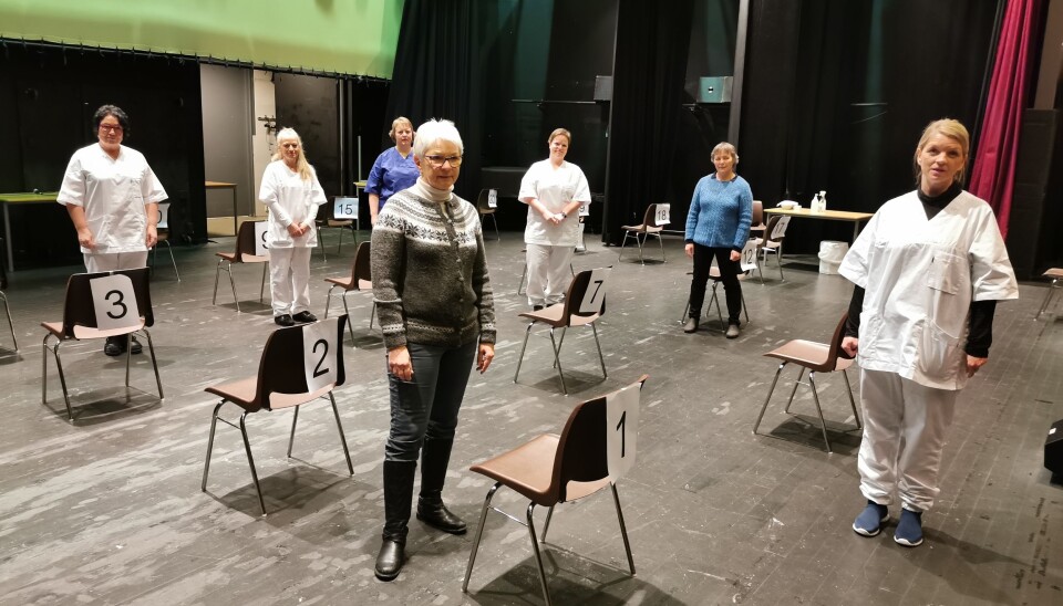 Vaksineringsteamet; Bak fra venstre helsesykepleierne Bodil Nes, Hildegunn Kvendset Andersen, Berit Moan Møkkelgård og Marianne Hansen Røv. Ingeniør Miljøretta Helsevern Oddrun Persdotter Fiske. Framme: Einingsleiar for Helse og Familie Gunn Bredesen og Leiande helsesjukepleiar Heidi Elnes Fiske.