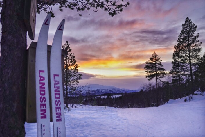 Med tid til å nyte solnedgangen over Sandfjellet og Honnstadknyken fra posten ved Skihytta i Furuhaugmarka, Med tid til å nyte solnedgangen over Sandfjellet og Honnstadknyken fra posten ved Skihytta i Furuhaugmarka,