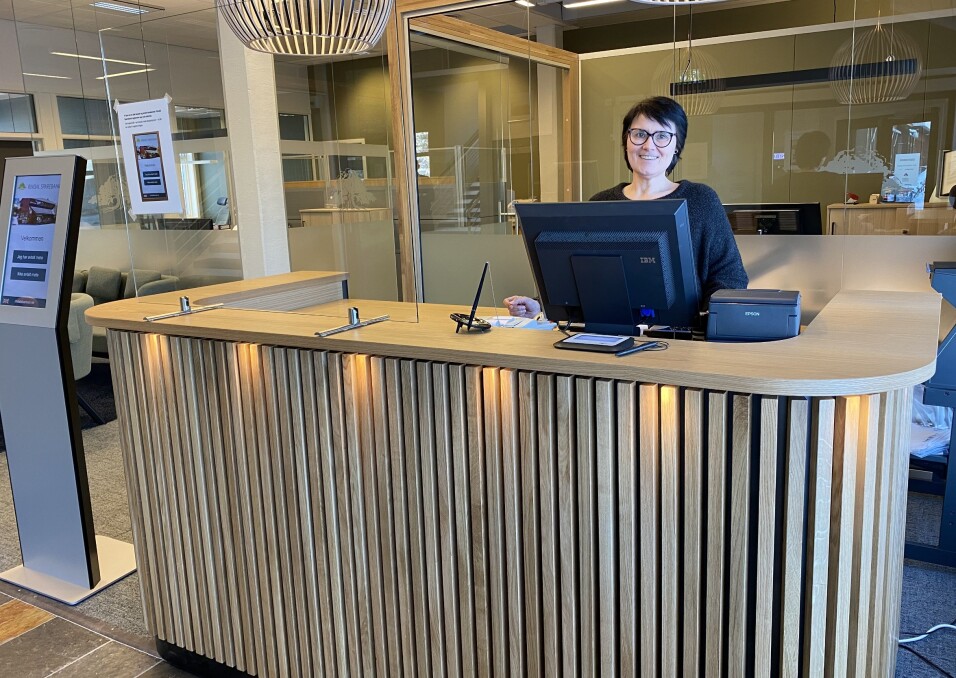 Kristin Langli ønsker velkommen i den nye resepsjonen.