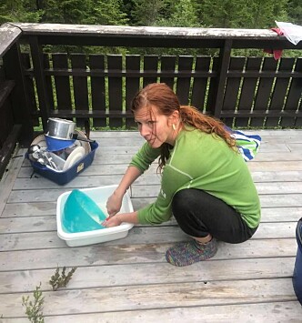 Antifasadebilde. Lisa og mannen har kjøpt seg ei lita hytte på Nordmarka. Der trivst dei godt utan mange fasilitetar. Foto: privat. Antifasadebilde. Lisa og mannen har kjøpt seg ei lita hytte på Nordmarka. Der trivst dei godt utan mange fasilitetar. Foto: privat.