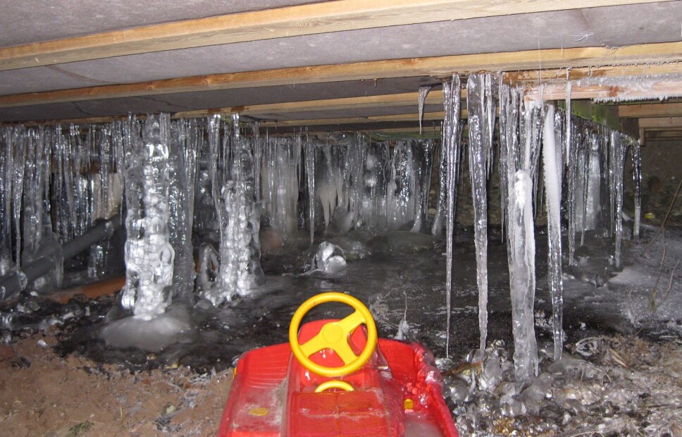 Vannlekkasje gjennom gulv på en hytte.
