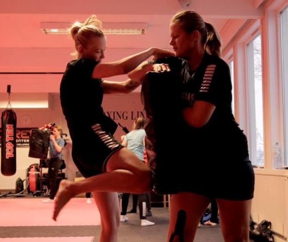 Vanja og en medelev fra håndballinja på kickboksingtrening.