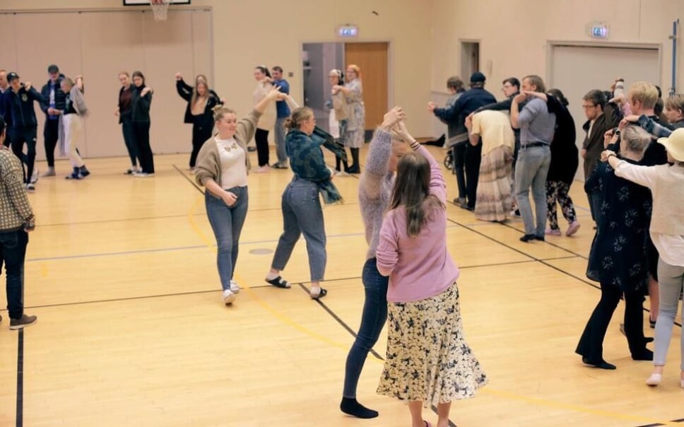 Skolen arrangerer flere dansetimer i løpet av skoleåret. Denne dagen hadde de pensjonistdag, der de kledde seg ut og blant annet danset swing.