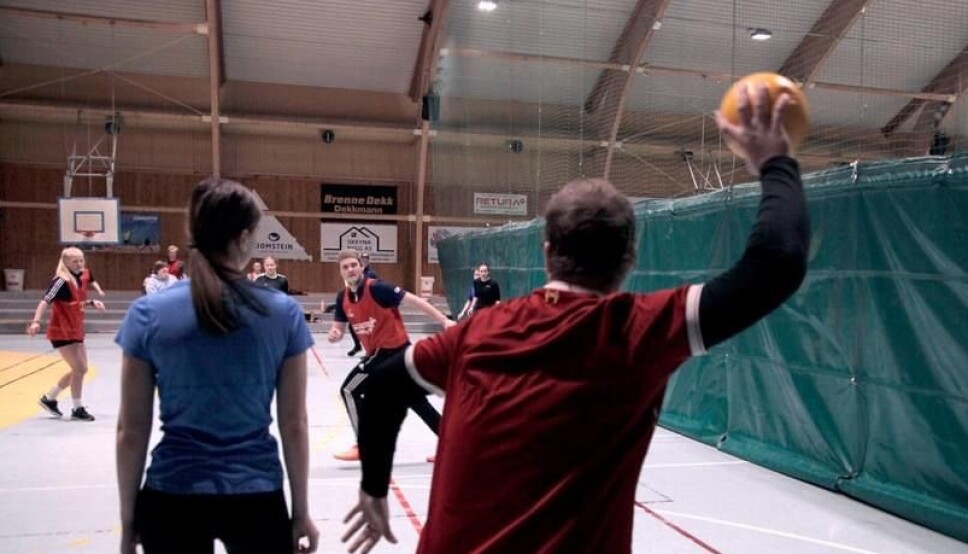 Skoleturnering, der avdelingene konkurrerte mot hverandre. Her spilles det kanonball.