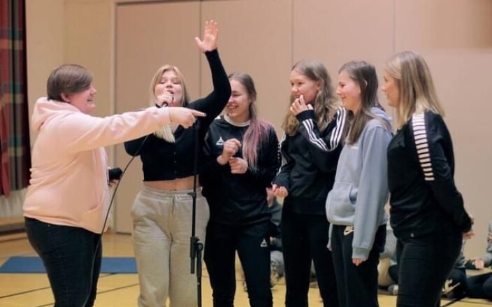 Hver fredag arrangerer stipene (andreårselevene som jobber for skolen) SkoFo-games. Denne fredagen var det "grip mikrofonen" avdelingsvis. Hver fredag arrangerer stipene (andreårselevene som jobber for skolen) SkoFo-games. Denne fredagen var det "grip mikrofonen" avdelingsvis.