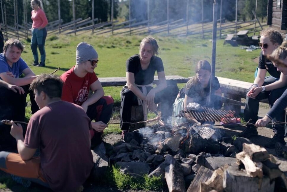 På bli-kjent-tur. Dette er en tur helt på starten av skoleåret der elevene skal bli godt kjent. De gikk til ei sæter nær Skallstuggu, der de hadde tilholdssted.