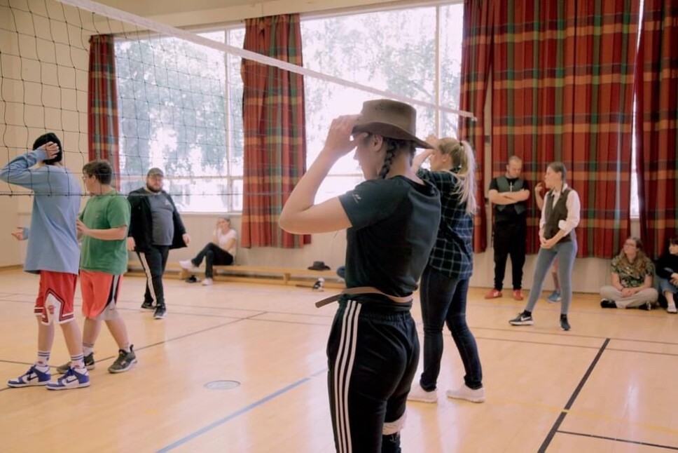 Volleyballturnering, avdeling mot avdeling. Vanjas avdelingen fikk temaet cowboy og kledde seg etter det.