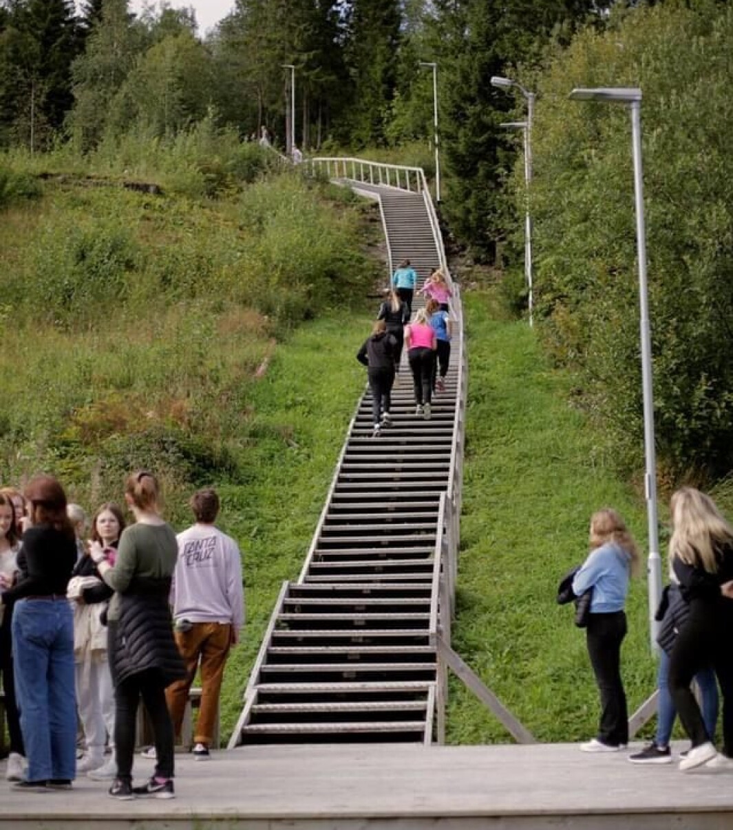 Håndballklassen har trappeløp. USA-klassen kan skimtes nederst på plattingen. Håndballklassen har trappeløp. USA-klassen kan skimtes nederst på plattingen.