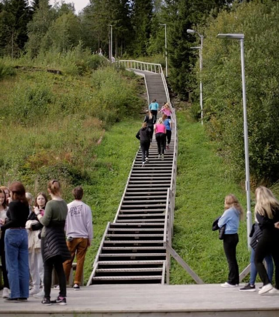 Håndballklassen har trappeløp. USA-klassen kan skimtes nederst på plattingen.