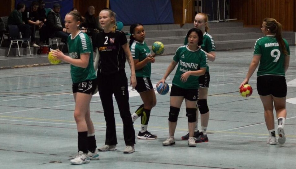 Opppvarming til handballkamp.