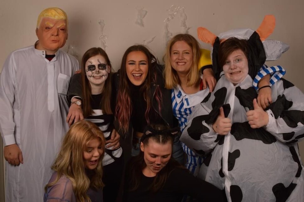 Vanja og flere fra avdelingen på halloween-fest.
