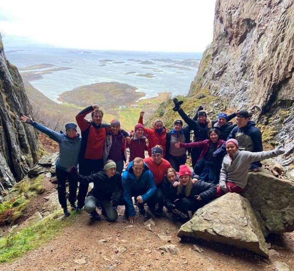 Håndballgjengen på klassetur til Brønnøysund. Her er de oppe på Torghatten.