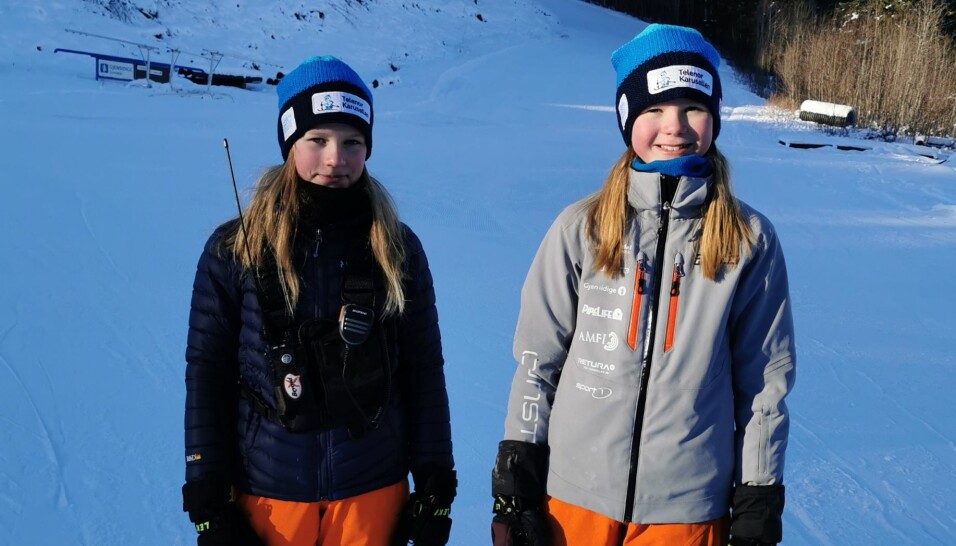 Selma Stavik Heggset, til venstre, og Eirin Aasgård delte ut premier ved målområdet