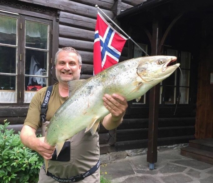 Frank Hauggrim hadde god grunn til å smile etter å ha dratt på land denne laksen i Toåa. De to neste årene gjennomføres et nyskapende prøveprosjekt i elva.
