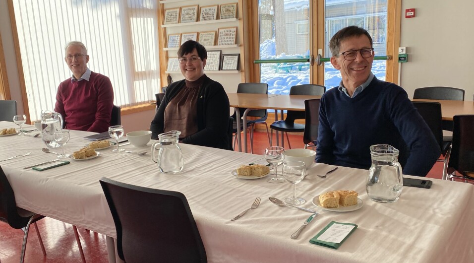 Ola T Heggem, Vibeke Langli og Lars Mikkelsen fikk servert en utmerket lunsj med trønderske råvarer på kantina til Rindal skole.