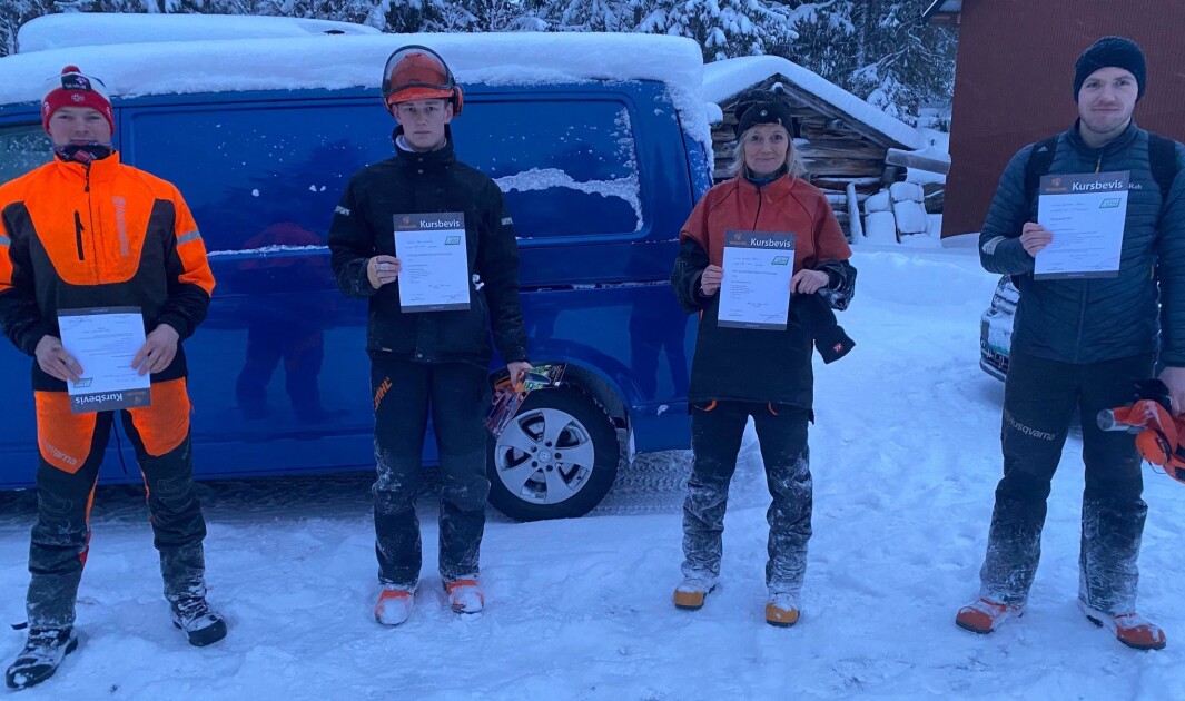 Jo Svinsås, Edvin Romundstad, Åse Børset og Lars Bakken Røen med sine kursbevis etter gjennomført hogstteknikkurs. Jo Svinsås, Edvin Romundstad, Åse Børset og Lars Bakken Røen med sine kursbevis etter gjennomført hogstteknikkurs.