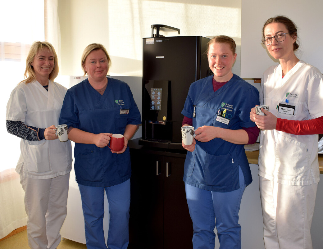 Laila Ulvestad, Kari Øyen, Inger Svanem og Malin Eidsli foran kaffemaskina Laila Ulvestad, Kari Øyen, Inger Svanem og Malin Eidsli foran kaffemaskina