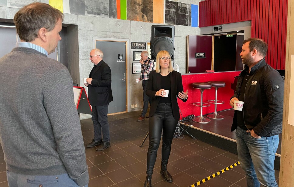 Ivar Næss (t.v.) og Grim Røen (t.h.) i samtale med Emma Østerbø fra Manufacturing Technology Norwegian Catapult Centre på Raufoss.