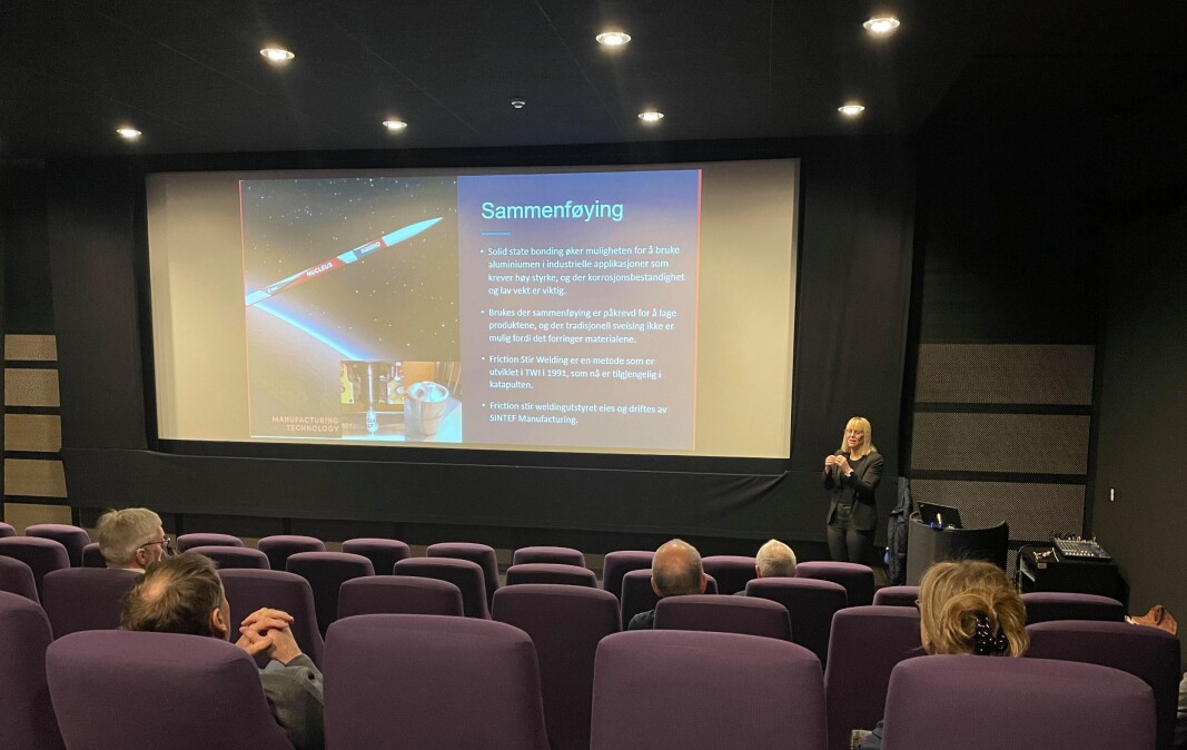 Emma Østerbø fra MTNC snakker til forsamlingen i kinosalen Kammerset, Surnadal kulturhus. Emma Østerbø fra MTNC snakker til forsamlingen i kinosalen Kammerset, Surnadal kulturhus.