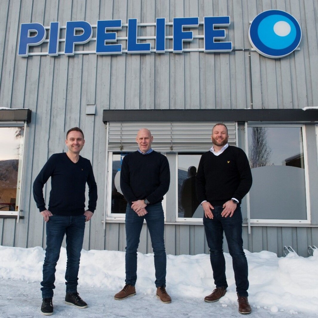 Foran hovedkontoret til Pipelife Norge i Surnadal. Fra venstre: Stian Svendsen Oen, Salgssjef VVS, Kjetil Løften, Forretningsutvikler VVS og Petter Gulløy, Produktsjef VVS. Foran hovedkontoret til Pipelife Norge i Surnadal. Fra venstre: Stian Svendsen Oen, Salgssjef VVS, Kjetil Løften, Forretningsutvikler VVS og Petter Gulløy, Produktsjef VVS.