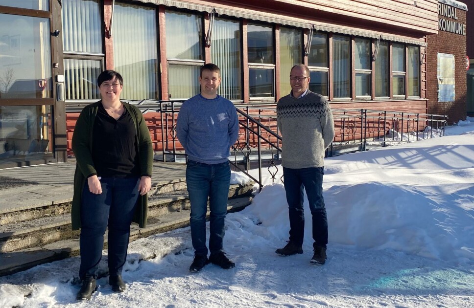 Ordfører Vibeke Langli, økonomisjef Henning Andersen og kommunedirektør Mons Otnes berømmer kommunes ansatte for god økonomistyring.