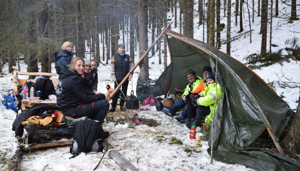Hege og Anders Sæter Moen hadde laget en fin leirplass, med bål og svartkjel. F.v. Hilde Sæther, Ann Kristin Engset, Lene Søyseth, Silje Mari Husby, Hege Sæther Moen, Ben Hjelmervik, Trond Løfaldli og Anne Marit Løfaldli.